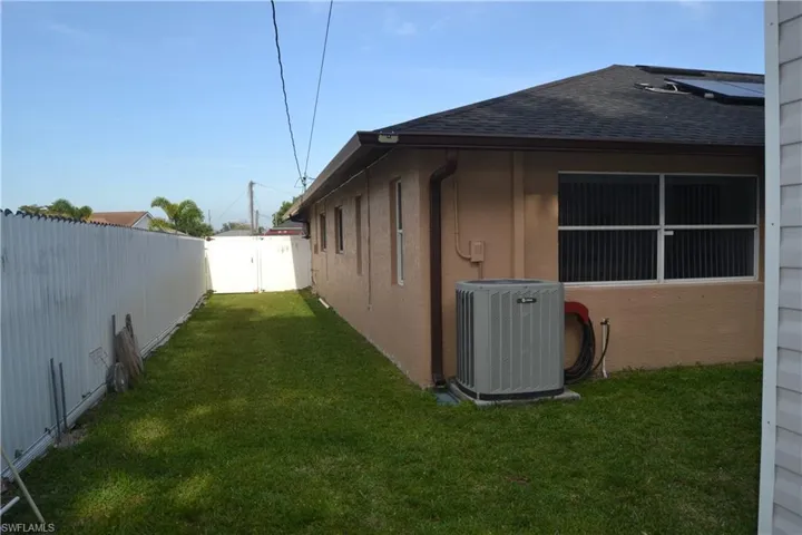 622 SE 10th  AVE, Cape Coral, FL 33990