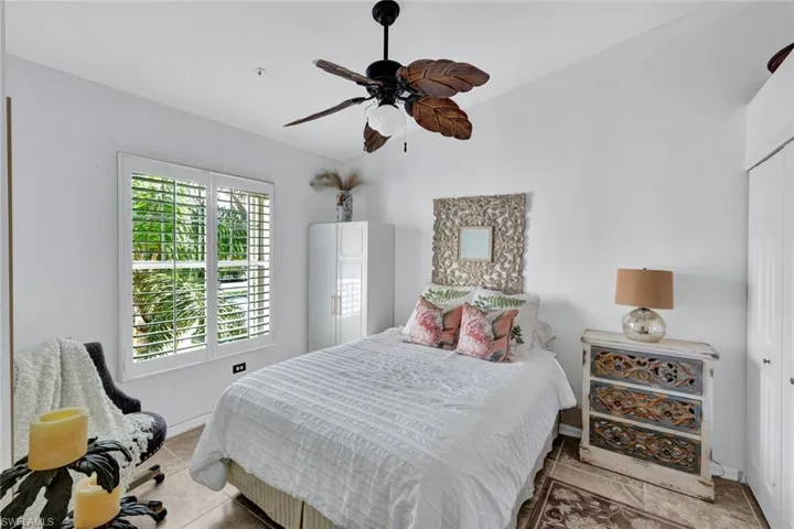 Guest bedroom.