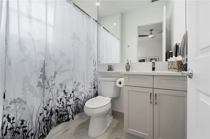 2nd ensuite bathroom with tub