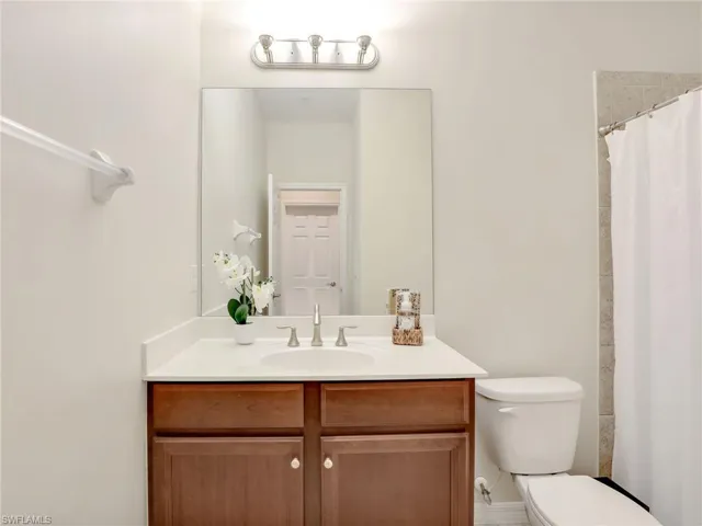 Guest Bathroom With Tub/Shower Combo