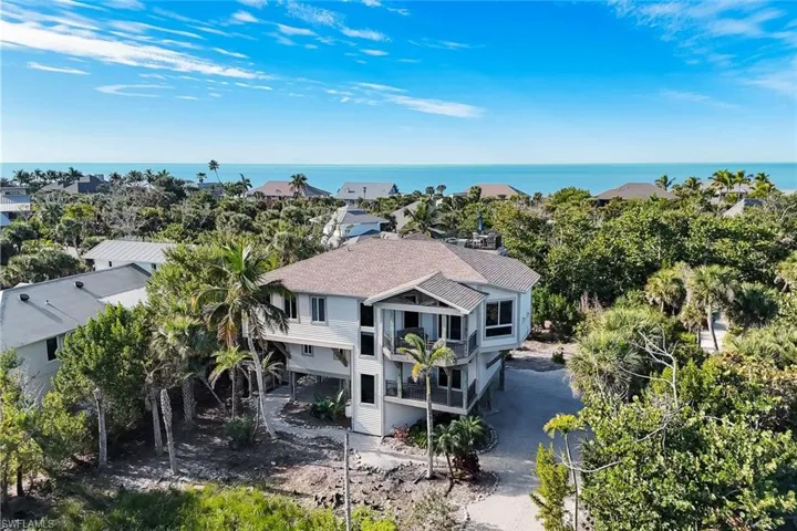 Bird's eye view of a front of house and Gulf beach