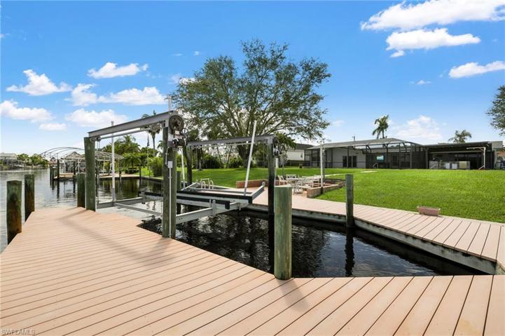 32' Composite Boat Dock, 10K lift ready to go!