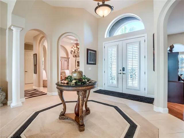 Entry vestibule towards dining roomto the left