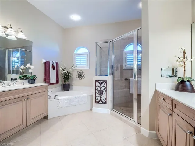 Primary bath with dual sinks opposite each other