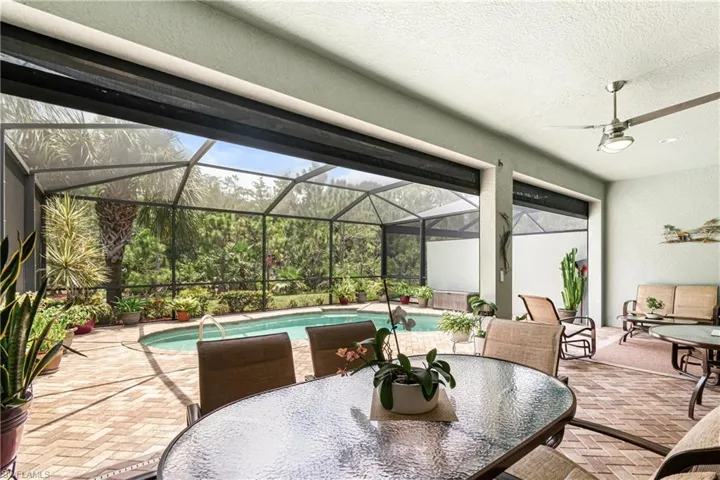 BREAKFAST BAR AREA WITH "KICK-BACK" UNDER THE COUNTER PLUS THAT BEAUTIFUL BEVELED GLASS FRONT DOOR!