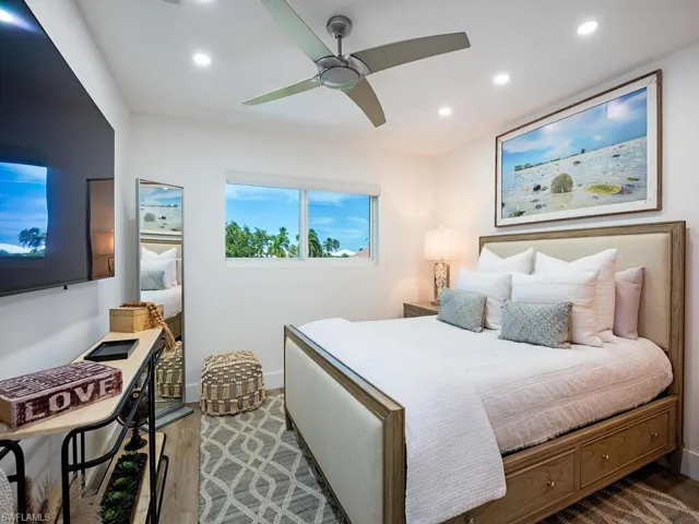 2500  Gulf Shore N BLVD, Naples, FL 34103