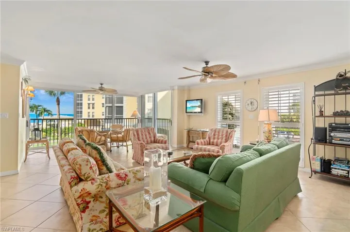 Stunning 2 bed + den/office nook, 2 bath residence