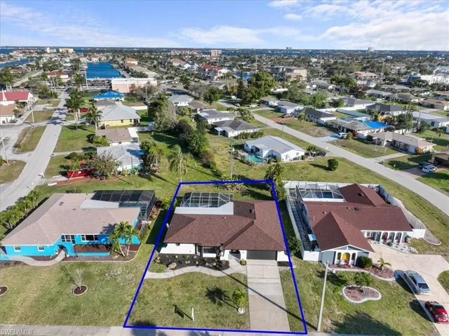 Aerial view of residential area featuring property parcel outlined