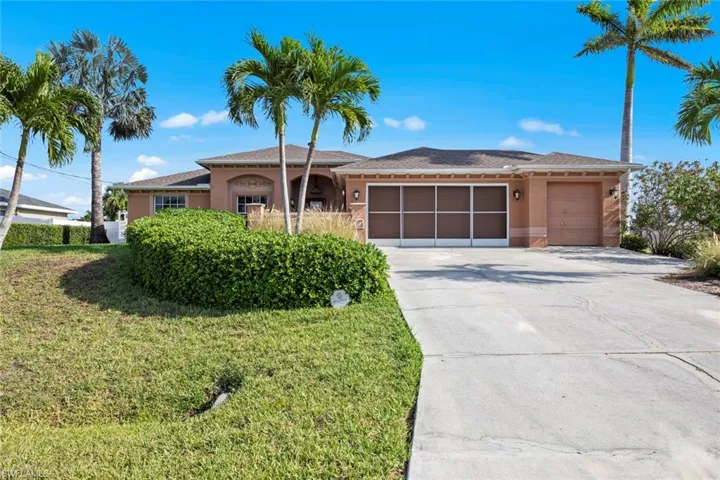 View of front of house featuring an attached garage, stucco siding, a front lawn, and concrete driveway