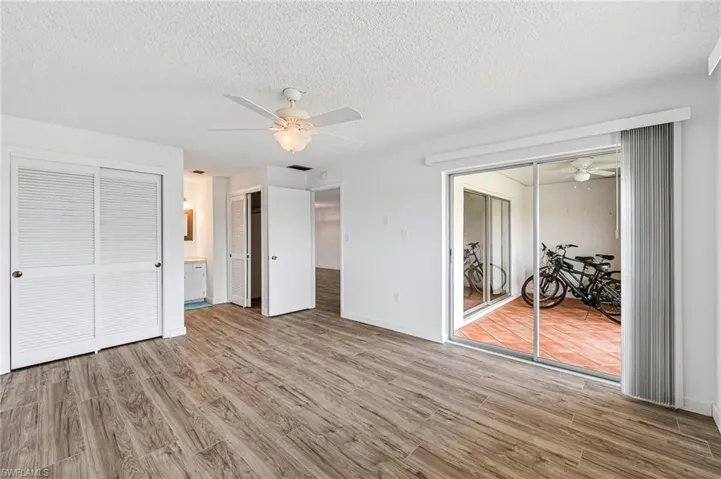 300  Valley Stream  DR, Naples, FL 34113
