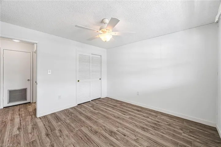 300  Valley Stream  DR, Naples, FL 34113