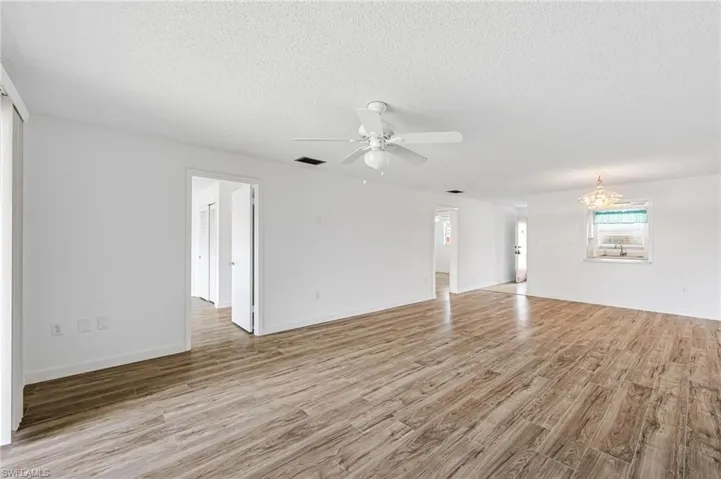 300  Valley Stream  DR, Naples, FL 34113