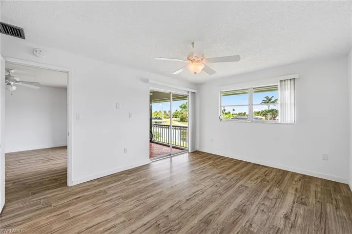 300  Valley Stream  DR, Naples, FL 34113