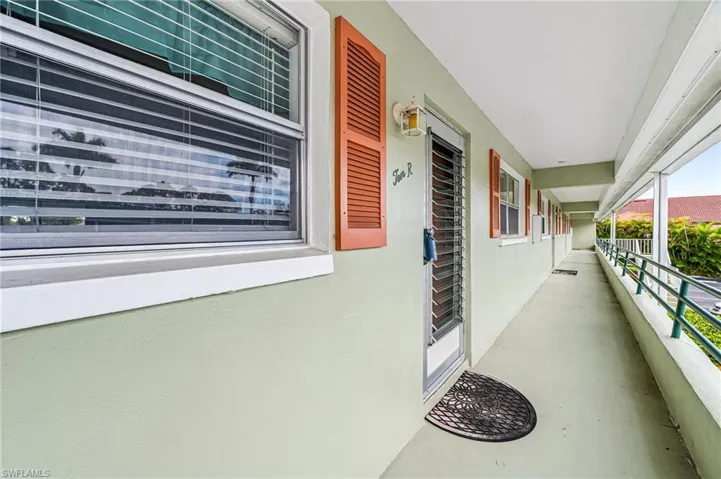 300  Valley Stream  DR, Naples, FL 34113