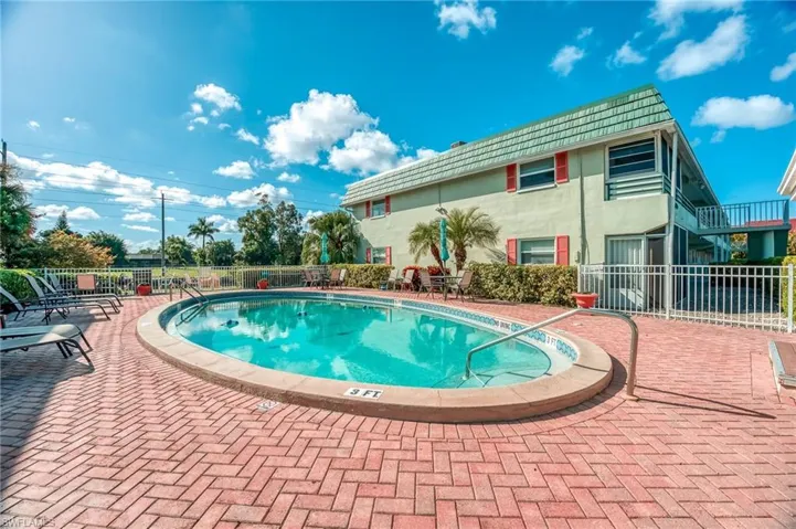 300  Valley Stream  DR, Naples, FL 34113