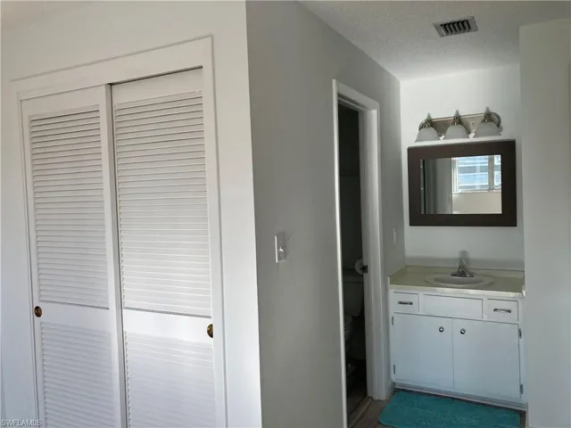 300  Valley Stream  DR, Naples, FL 34113