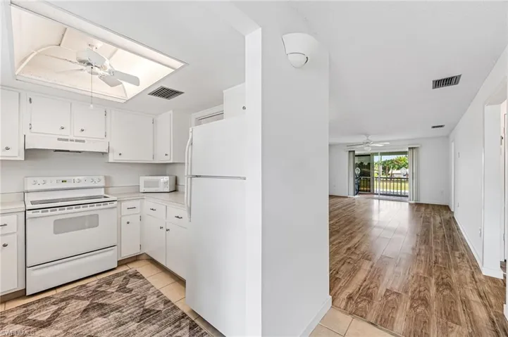 300  Valley Stream  DR, Naples, FL 34113