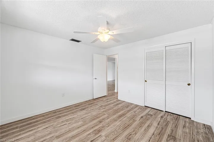 300  Valley Stream  DR, Naples, FL 34113