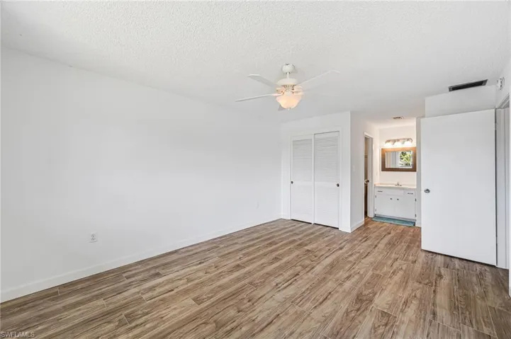 300  Valley Stream  DR, Naples, FL 34113