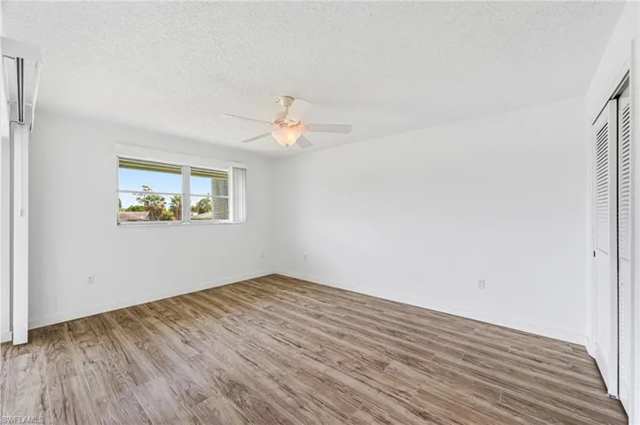 300  Valley Stream  DR, Naples, FL 34113