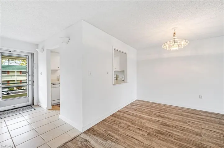 300  Valley Stream  DR, Naples, FL 34113