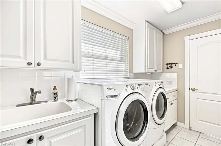 5821 Drummond Way, Naples, Florida 34119