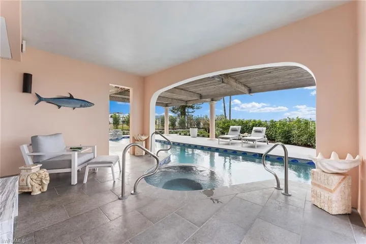 15  Casa Mar  LN, Naples, FL 34103