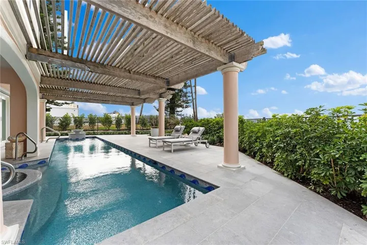 15  Casa Mar  LN, Naples, FL 34103
