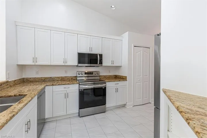 5446 Whitten Dr 19, Naples, Florida 34104