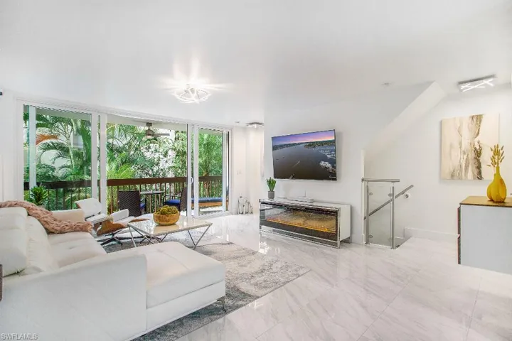 995  9th S AVE, Naples, FL 34102