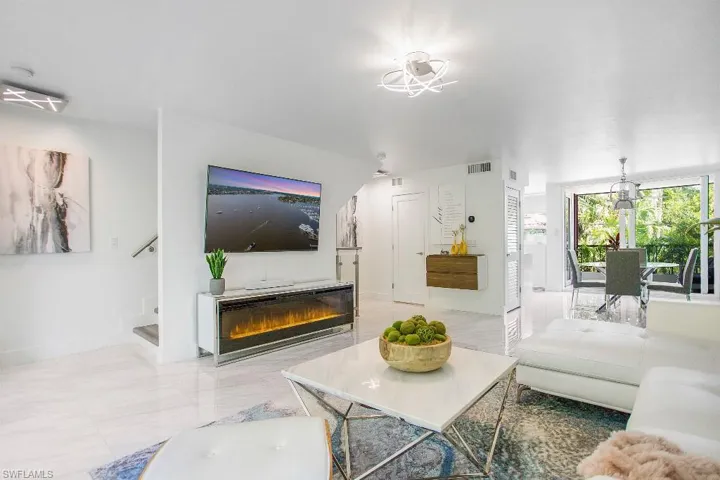 995  9th S AVE, Naples, FL 34102