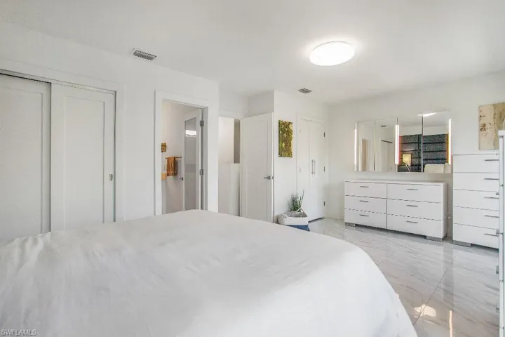 995  9th S AVE, Naples, FL 34102