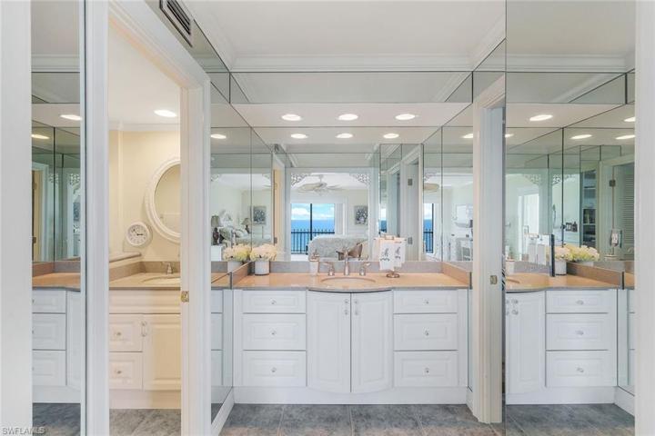 Flowing natural light throughout your primary bathroom!