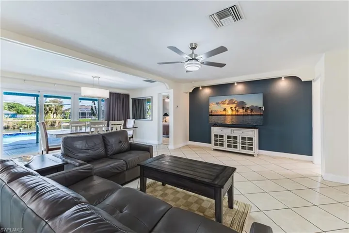 Spacious living room and dining room with view to the outside swimming pool