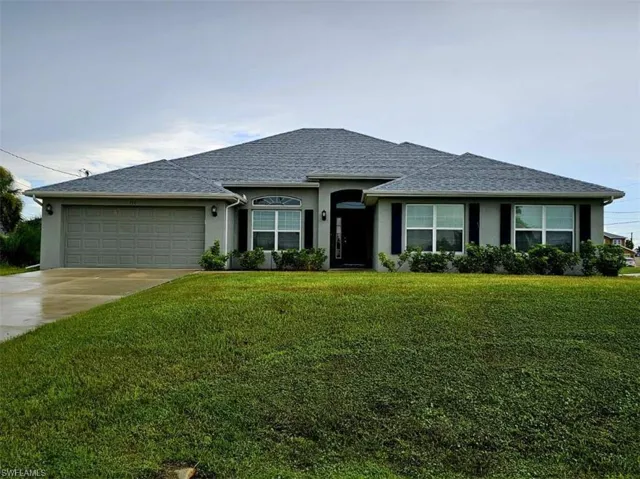 View of front facade with a garage and a front yard