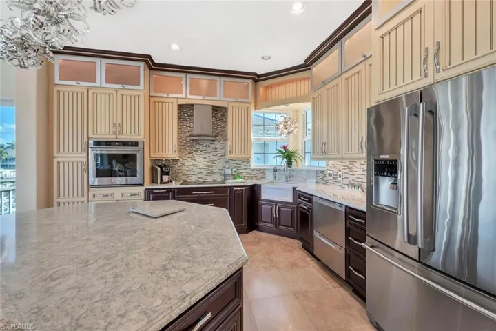 2 tones kitchen cabinetry
