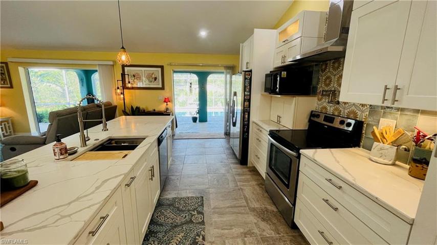Renovated Kitchen w/ solid wood Jarlin cabinets