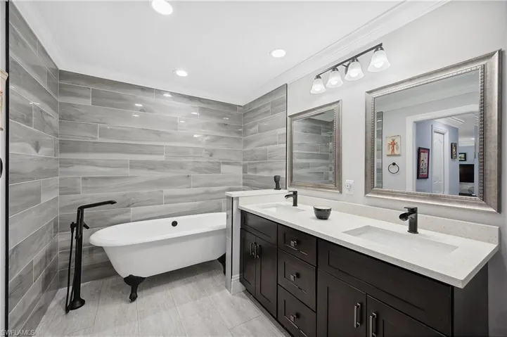 Master Bedroom Tub and dual sinks