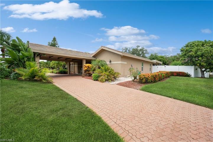 850 S. Barfield Dr.Circular drive with pavers