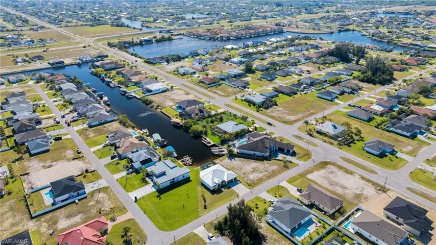 Bird's eye view featuring a residential view and a water view