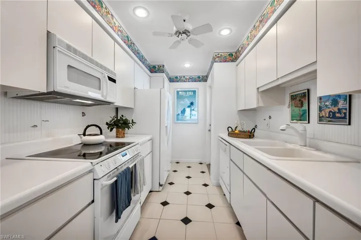 2121  Gulf Shore N BLVD, Naples, FL 34102