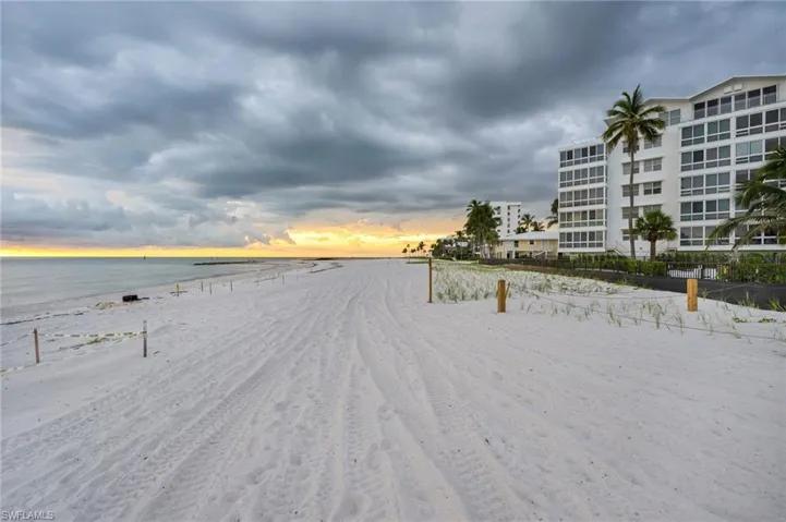 2121  Gulf Shore N BLVD, Naples, FL 34102
