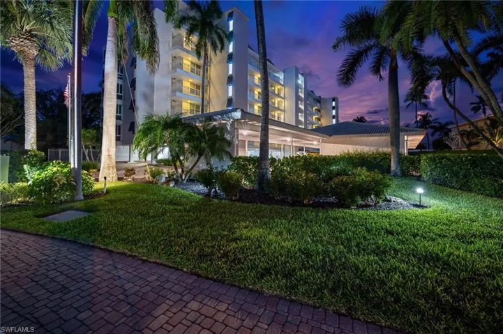 2121  Gulf Shore N BLVD, Naples, FL 34102