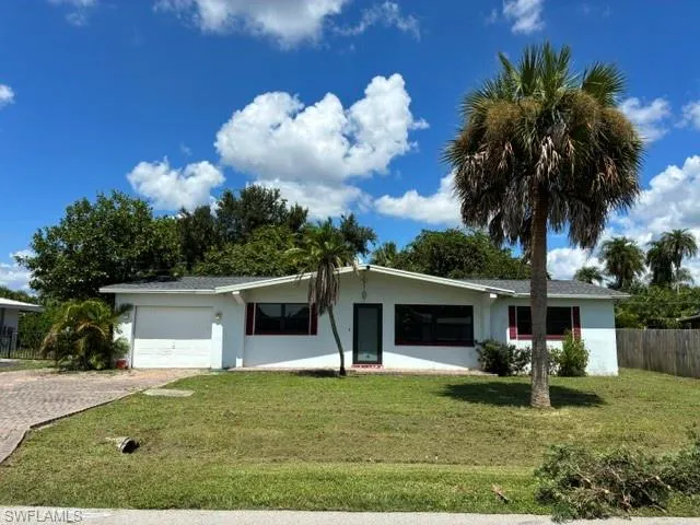 913 Entrada Dr N, Fort Myers, Florida 33919