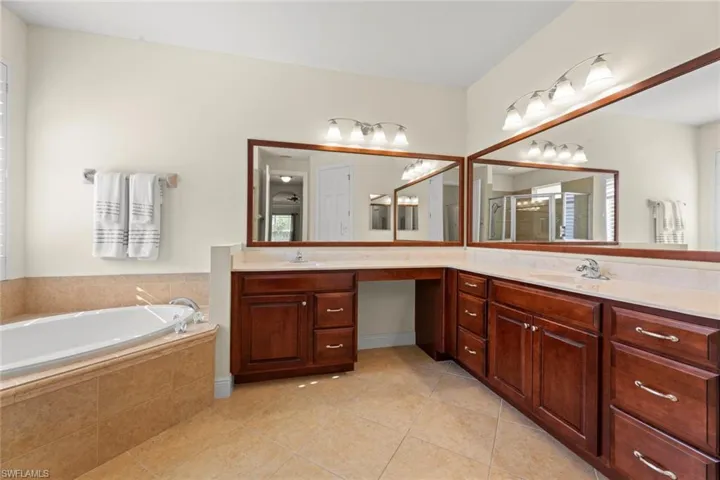 Master ensuite bath w/dual sinks
