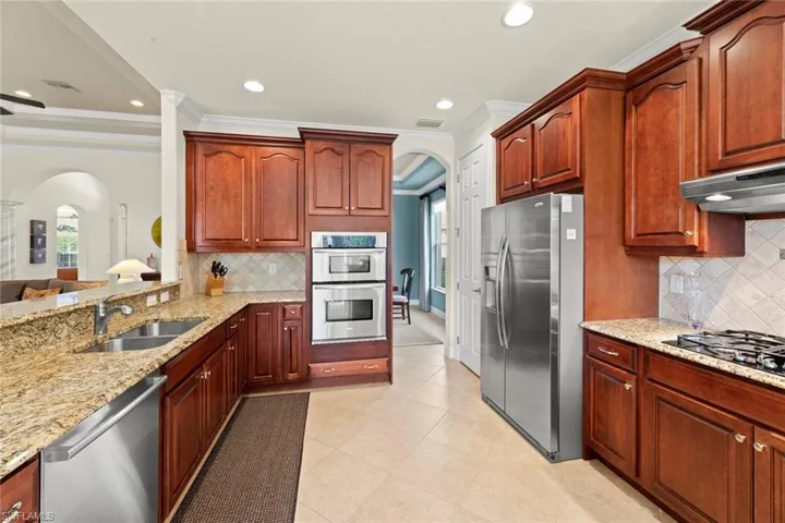 Kitchen w/ample cabinetry