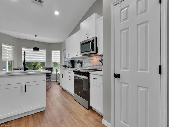 Kitchen w/ Pantry