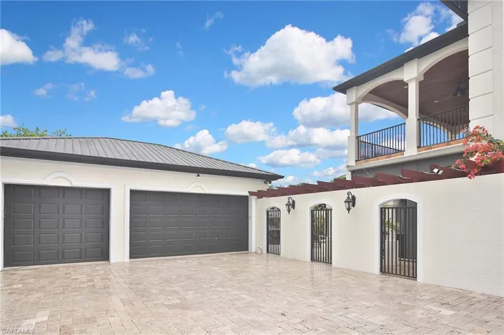 3 Car Garage Air Conditioned!  50amp hook up for RV's. and parking.