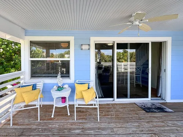 Deck featuring ceiling fan