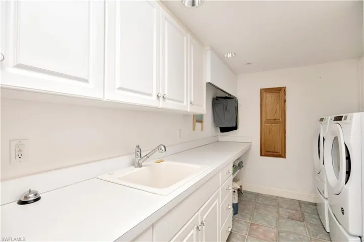 Air Conditioned Laundry Room in between 1 car and 2 car garage